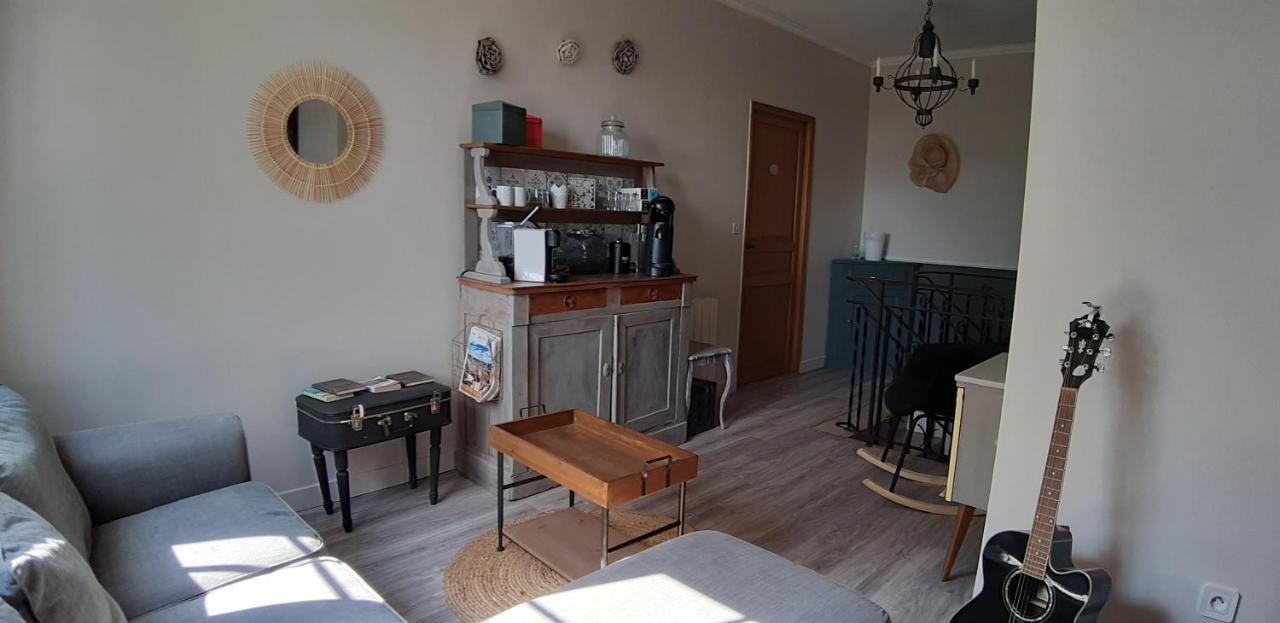 Bed and breakfast A L'OMBRE DE LA TREILLE -Proche Saint-Emilion Extérieur photo