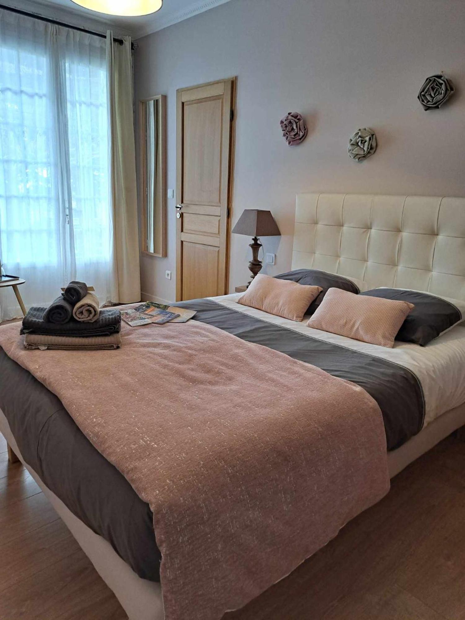 Bed and breakfast A L'OMBRE DE LA TREILLE -Proche Saint-Emilion Extérieur photo